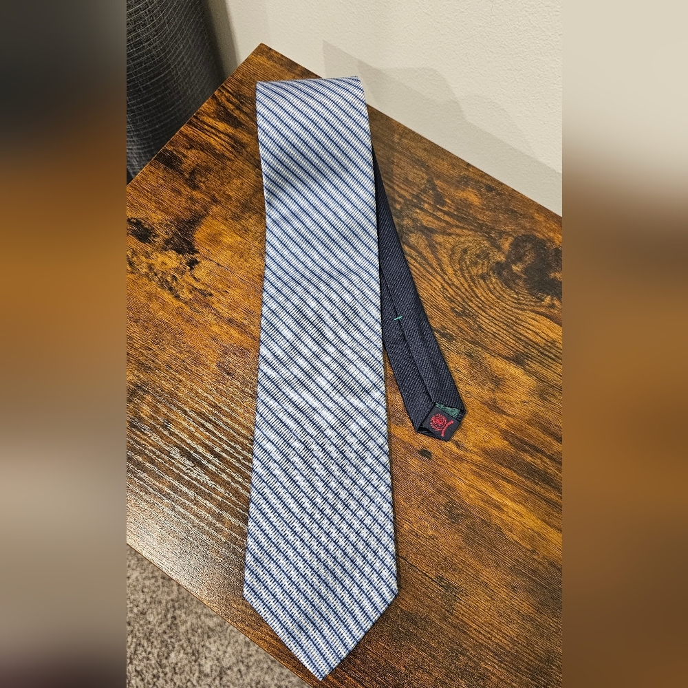 NWOT Tommy Hilfiger Men's 100% Silk Navy and White Diagonal Striped Tie - Picture 3 of 7